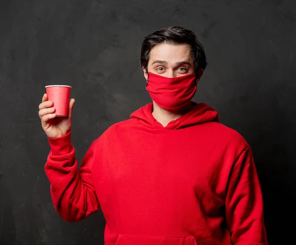 Tipo Sudadera Roja Máscara Facial Mantenga Taza Papel Rojo Sobre —  Fotos de Stock