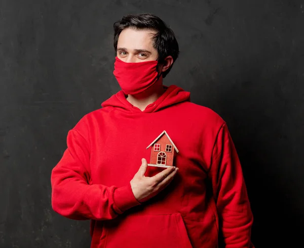 Chico Rojo Sudadera Máscara Cara Celebrar Casa Juguete Sobre Fondo —  Fotos de Stock
