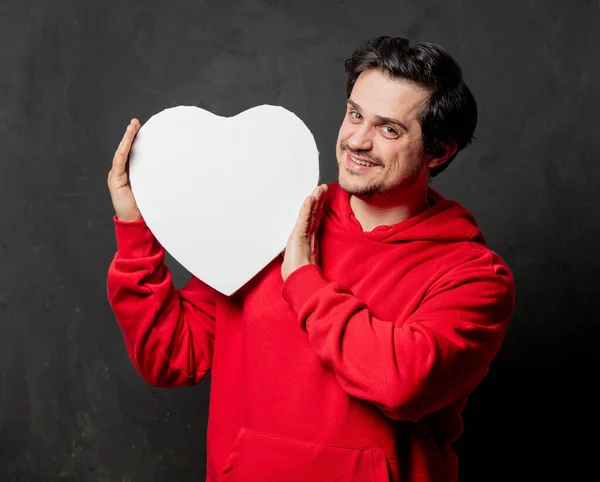 Branco Cara Vermelho Sweatshirt Segurar Coração Forma Quadro Escuro Fundo — Fotografia de Stock