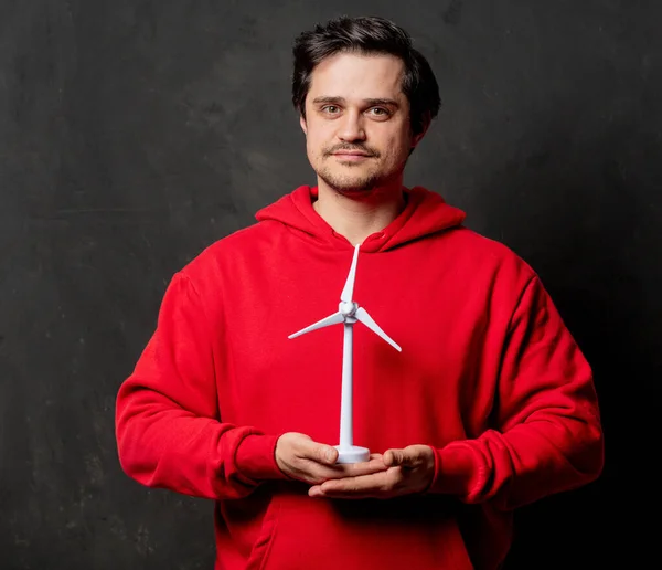 Typ Rotem Sweatshirt Hält Kleinen Windgenerator Auf Dunklem Hintergrund — Stockfoto