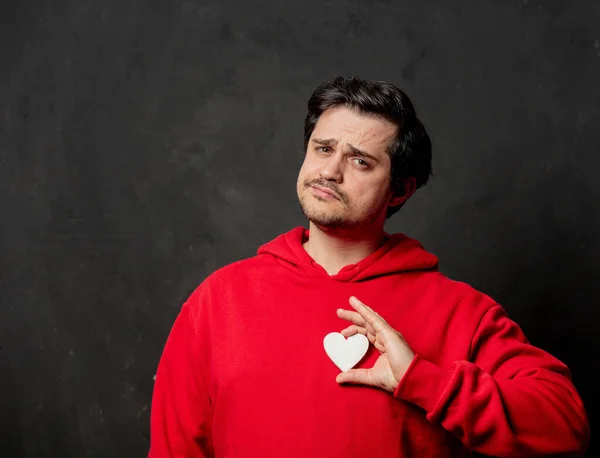 Cara Camisola Vermelha Segurar Pouca Forma Coração Fundo Escuro — Fotografia de Stock