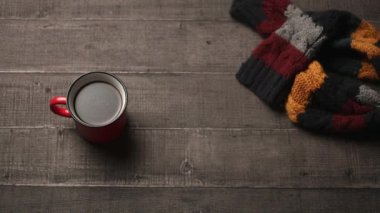 Kadın eli kahve ve hediye kutusuyla ahşap masada. 