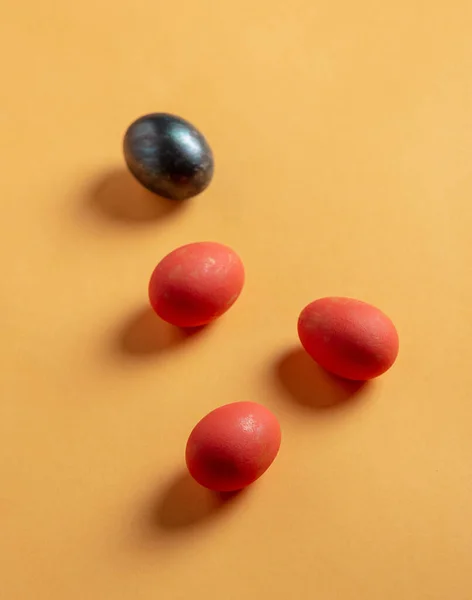 Tres Huevos Gallina Pascua Amarillos Sobre Fondo Amarillo — Foto de Stock