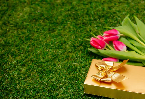 Coffret Cadeau Avec Tulipes Sur Herbe Verte Dans Jardin — Photo
