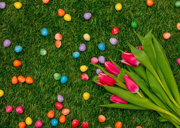 Huevos Caramelo Pascua Tulipanes Sobre Hierba Verde Vista Superior — Foto de Stock