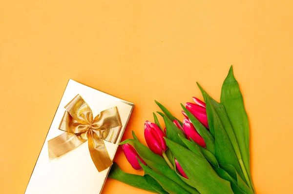 Dárková Krabice Tulipány Žlutém Pozadí — Stock fotografie
