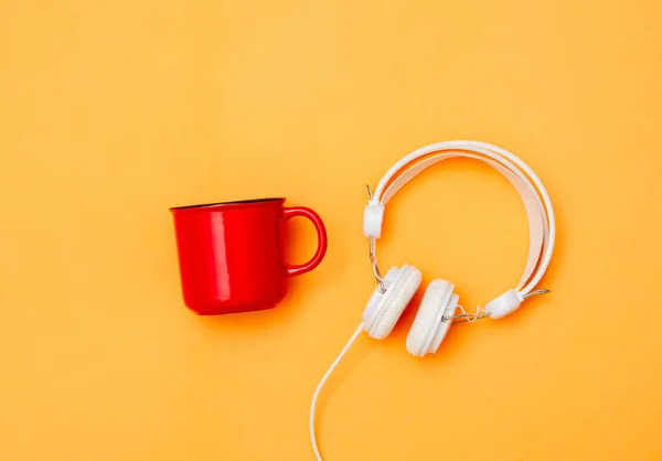 Red Cup Coffee White Headphones Yellow Background View — Stock Photo, Image