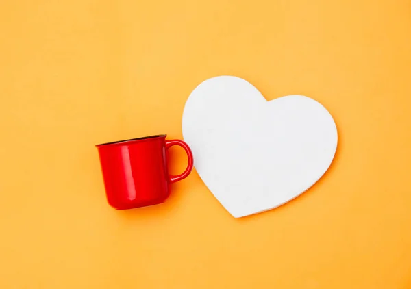 Šálek Kávy Bílého Srdce Tvaru Desky Žlutém Pozadí — Stock fotografie