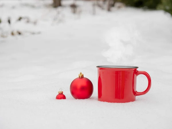 Röd Kopp Kaffe Och Julgranskulor Snö — Stockfoto