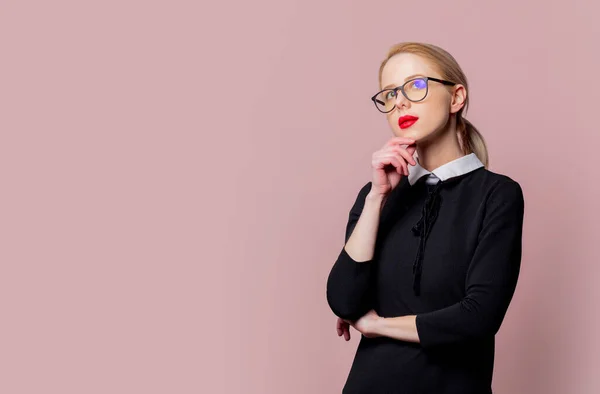 Blonde Frau Schwarzes Kleid Und Brille Auf Rosa Hintergrund — Stockfoto