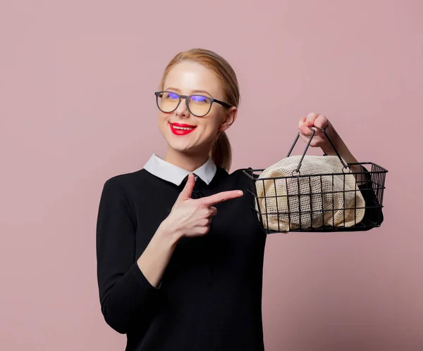 Blondynka Kobieta Czarny Sukienka Okulary Trzymać Koszyk Różowym Tle — Zdjęcie stockowe