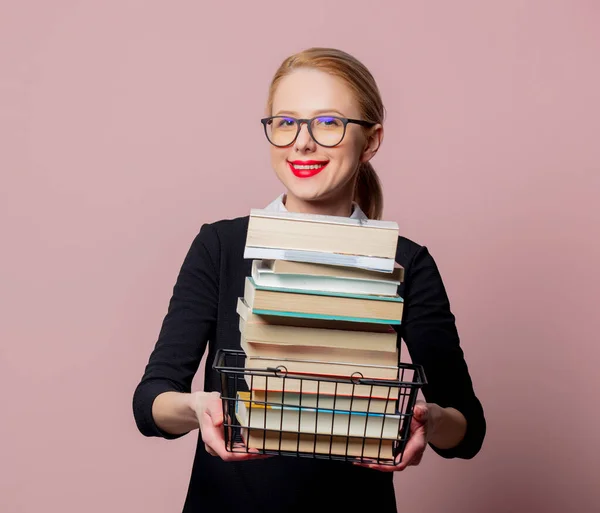 Mujer Rubia Vestido Negro Gafas Sostienen Cesta Compra Con Libros —  Fotos de Stock