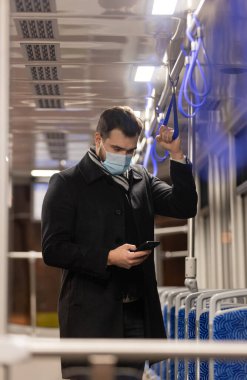 Yüz maskeli yalnız bir adam salgın zamanında Polonya 'da gece tramvaya biner.