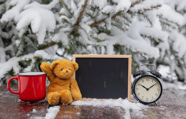 Osito Peluche Pizarra Con Reloj Despertador Mesa Madera Ventisca —  Fotos de Stock