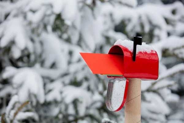 Envelope Vermelho Caixa Correio Uma Neve Perto Pinheiro Inverno — Fotografia de Stock