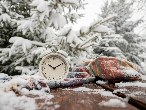 Vintage Wekker Met Sjaal Houten Tafel Sneeuwstorm — Stockfoto