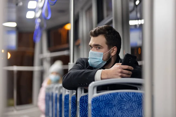 Cara Solitário Uma Máscara Facial Monta Bonde Noite Tempo Pandêmico — Fotografia de Stock