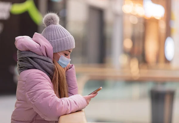 Femeia Tânără Mască Față Folosind Telefonul Mobil Mall Orașului — Fotografie, imagine de stoc