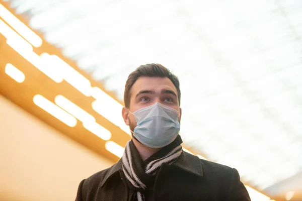 Tânăr Mască Faţă Mall Oraşului Pandemic — Fotografie, imagine de stoc