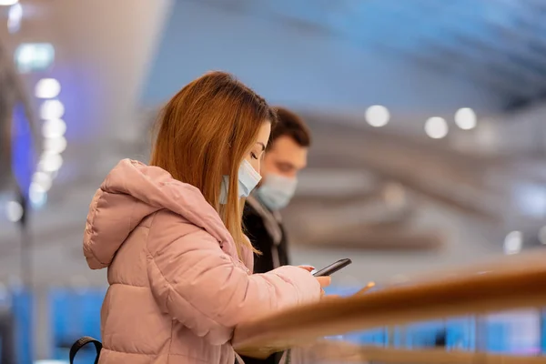 Tipul Fata Măști Folosesc Telefonul Mobil Mall Orașului Timpul Pandemiei — Fotografie, imagine de stoc