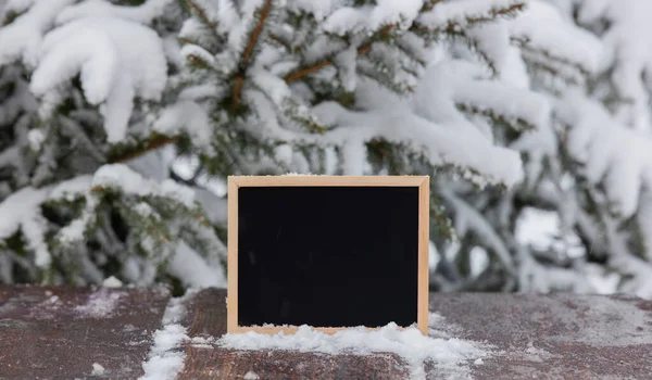 Pizarra Sobre Mesa Madera Con Nieve Junto Pino —  Fotos de Stock