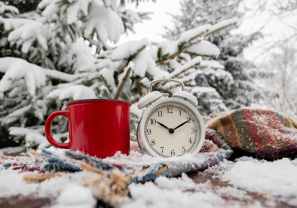 Röd Kopp Kaffe Och Vintage Väckarklocka Med Halsduk Träbord Snöstorm — Stockfoto