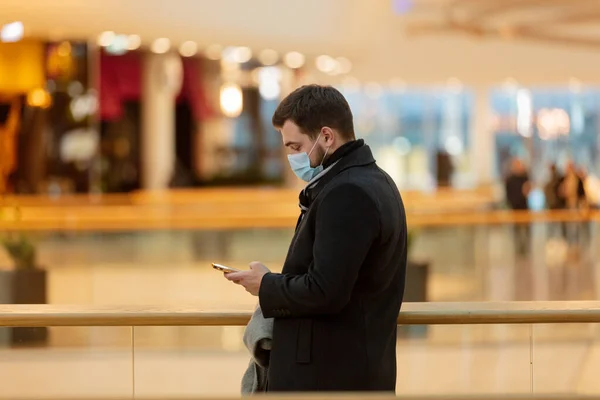 Guy Maschera Viso Cappotto Sta Utilizzando Telefono Cellulare Nel Centro — Foto Stock