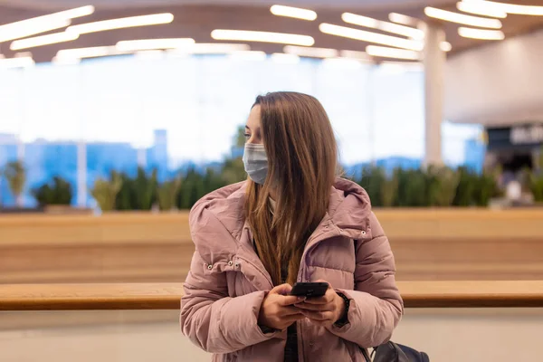Şehir Merkezinde Cep Telefonu Kullanan Maskeli Genç Bir Kadın — Stok fotoğraf