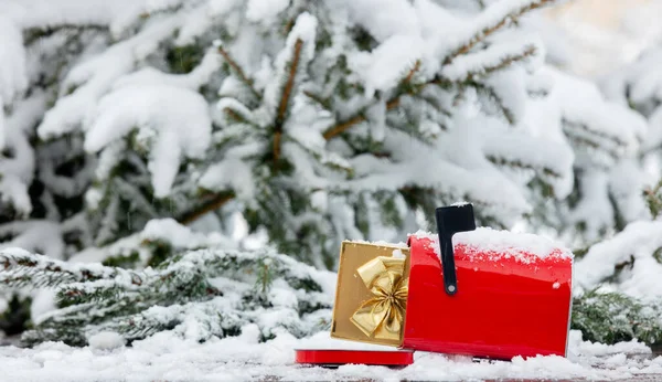 Rode Brievenbus Met Geschenkdoos Binnen Houten Tafel Sneeuw — Stockfoto