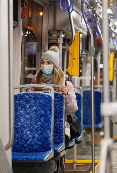 Fată Singură Într Mască Față Călărește Tramvai Noaptea Timpul Pandemiei — Fotografie, imagine de stoc