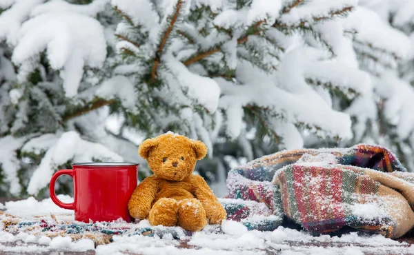 Rote Tasse Kaffee Und Schal Mit Teddybär Auf Holztisch Schneesturm — Stockfoto