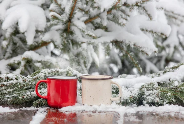 Dwie Filiżanki Kawy Drewnianym Stole Śniegu — Zdjęcie stockowe