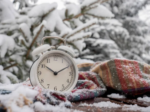 Relógio Alarme Vintage Com Cachecol Mesa Madeira Nevasca — Fotografia de Stock
