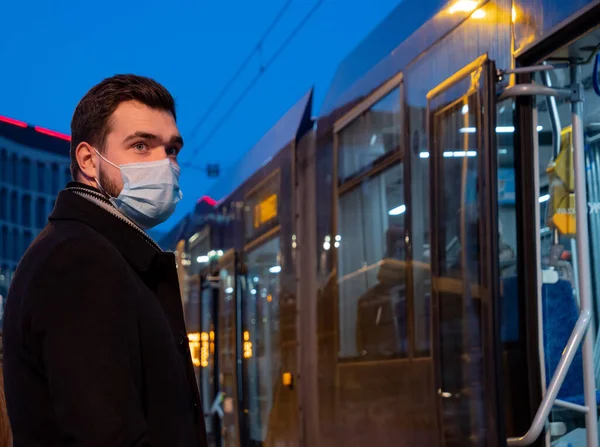 Tânăr Față Masca Așteptare Pentru Tramvai Stația Tramvai Într Oraș — Fotografie, imagine de stoc