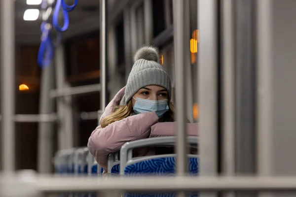 Yüz Maskeli Yalnız Bir Kız Salgın Zamanında Polonya Gece Tramvaya — Stok fotoğraf