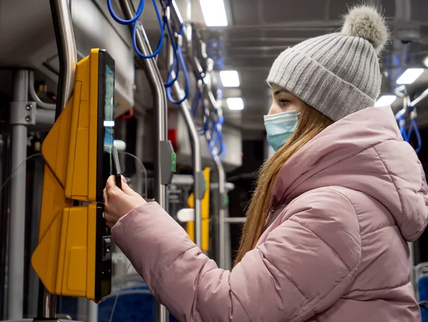 Fată Cumpăra Bilet Transport Public Terminal Folosind Aplicația Telefonul Mobil — Fotografie, imagine de stoc