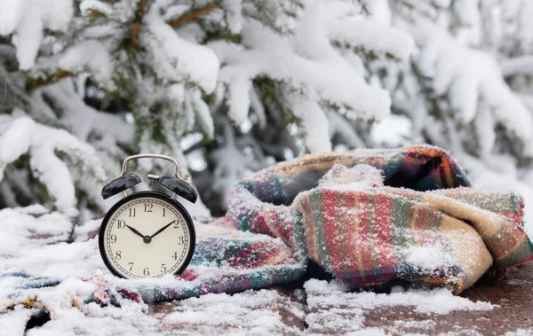 Vintage Väckarklocka Med Halsduk Träbord Snöstorm — Stockfoto