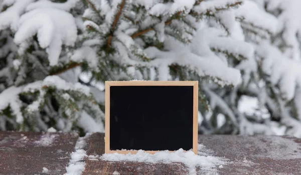 Quadro Negro Mesa Madeira Com Neve Lado Pinheiro — Fotografia de Stock