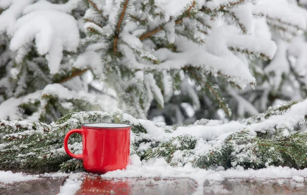 Κόκκινο Φλιτζάνι Καφέ Και Χιόνι Γύρω Από Ξύλινο Τραπέζι Χιονοθύελλα — Φωτογραφία Αρχείου