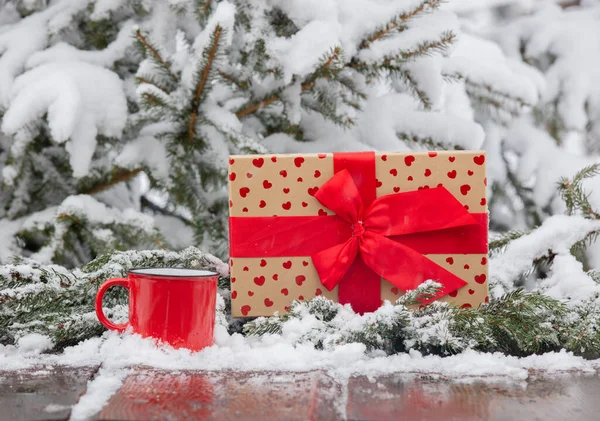 Röd Kopp Kaffe Och Presentask Träbord Snö — Stockfoto