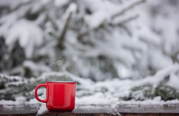 Κόκκινο Φλιτζάνι Καφέ Και Χιόνι Γύρω Από Ξύλινο Τραπέζι Χιονοθύελλα — Φωτογραφία Αρχείου