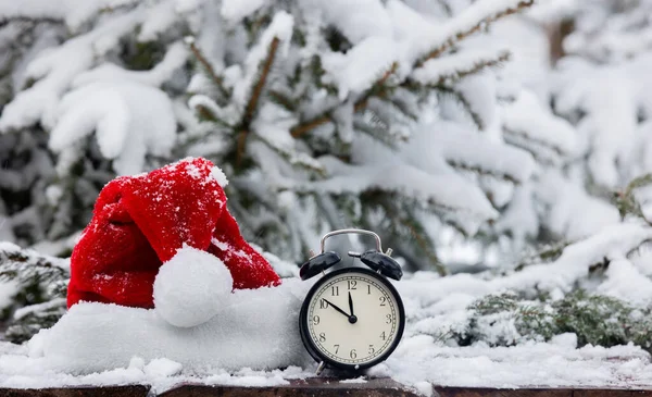 Santa Claus Kapelusz Vintage Budzik Drewnianym Stole Śnieżycy — Zdjęcie stockowe