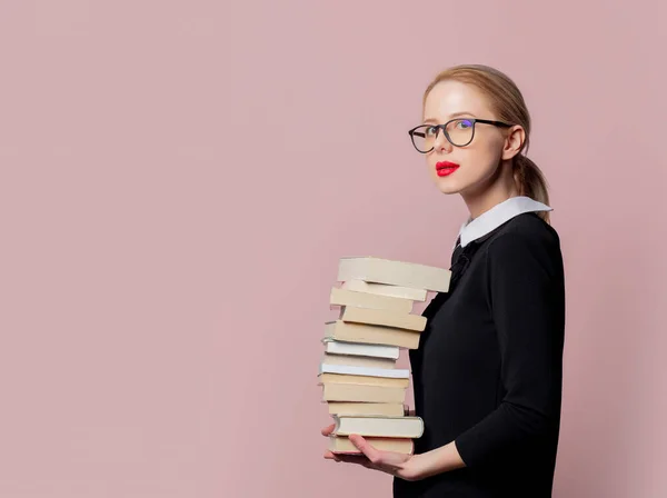 Donna Bionda Abito Nero Con Libri Sfondo Rosa — Foto Stock