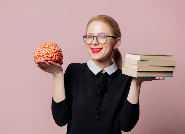 Блондинка Чорній Сукні Книгами Мозком Рожевому Фоні — стокове фото