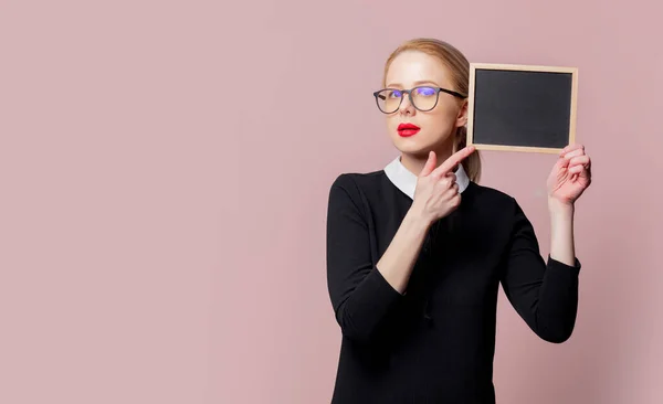 Vrouw Zwart Jurk Met Klein Schoolbord Roze Achtergrond — Stockfoto