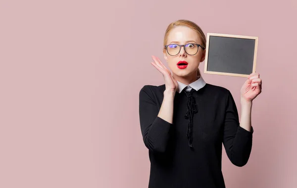 Mujer Vestido Negro Con Pizarra Pequeña Sobre Fondo Rosa — Foto de Stock