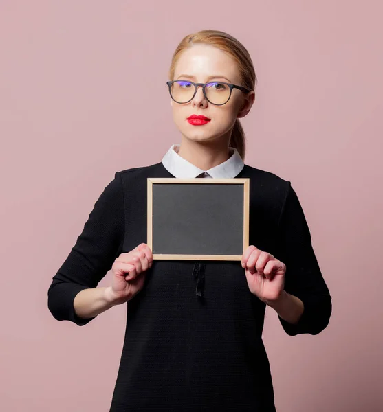 Mujer Vestido Negro Con Pizarra Pequeña Sobre Fondo Rosa — Foto de Stock