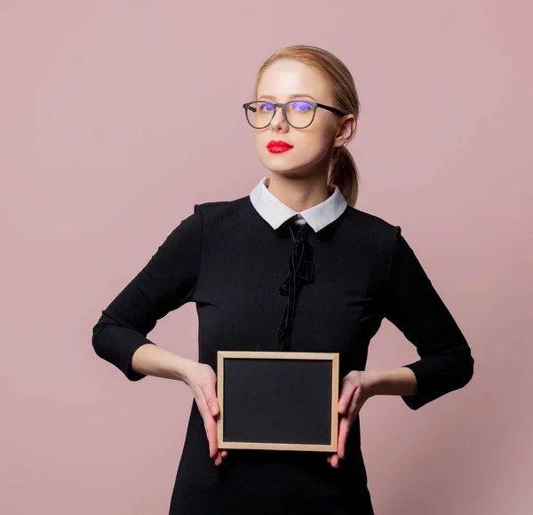 Vrouw Zwart Jurk Met Klein Schoolbord Roze Achtergrond — Stockfoto