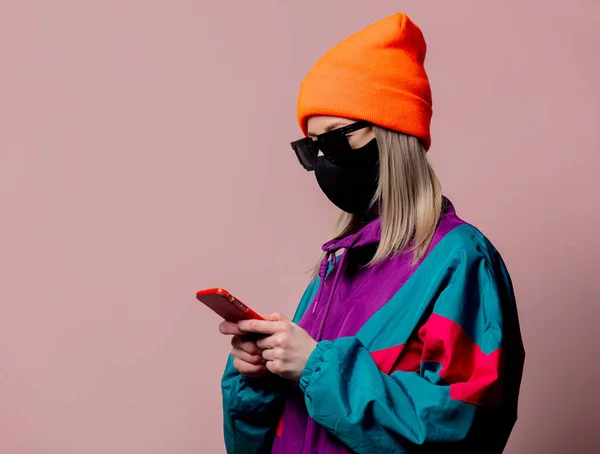 80年代的风尚女子运动服和面罩 用粉色背景的手机 — 图库照片