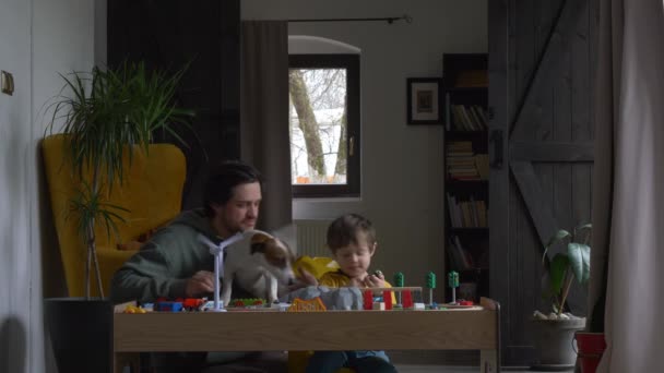 Küçük Çocuk Evde Trenlerde Babasıyla Oynuyor — Stok video